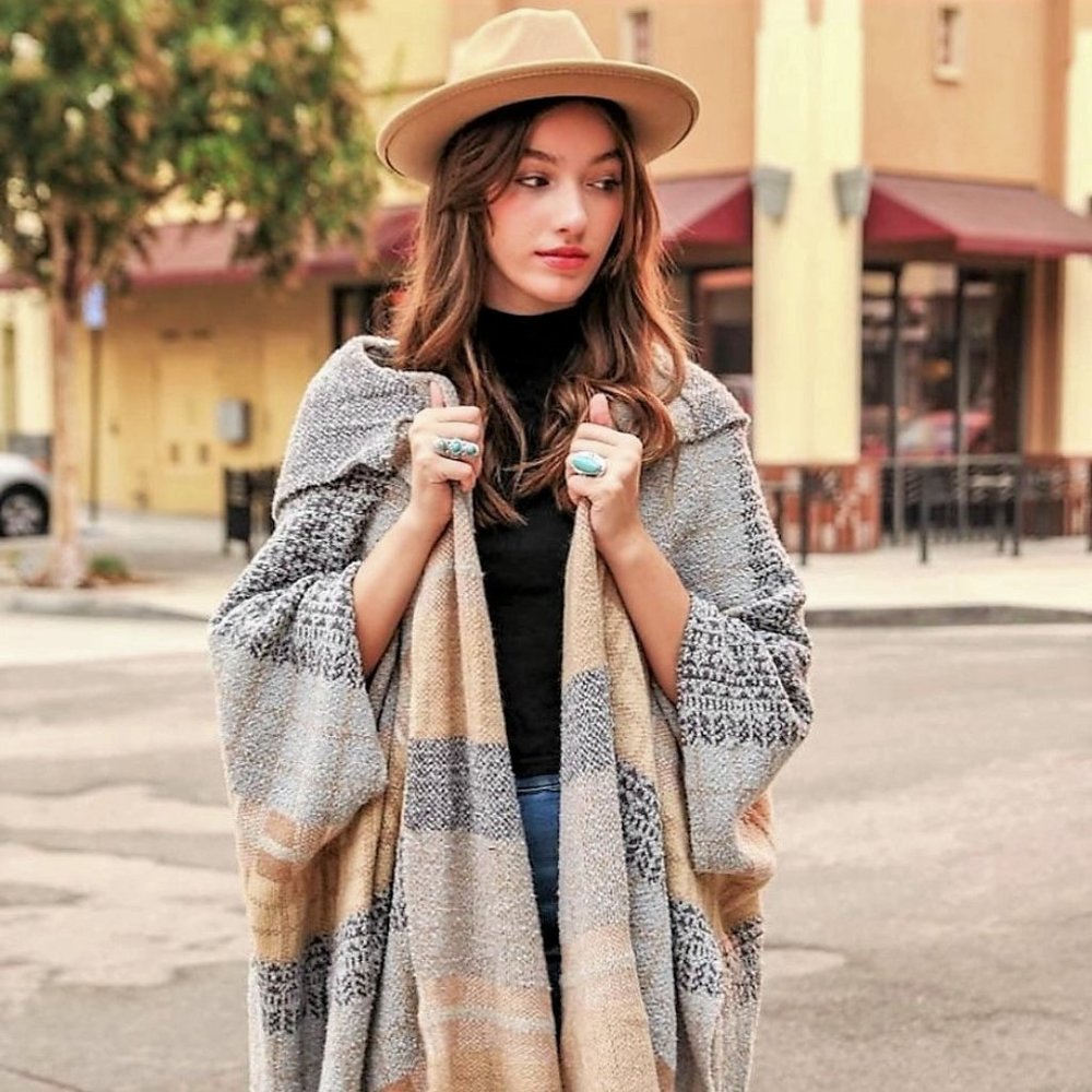 🤑 “Sale” 😤😲 Hooded Tartan Ruana Cape w/Armholes